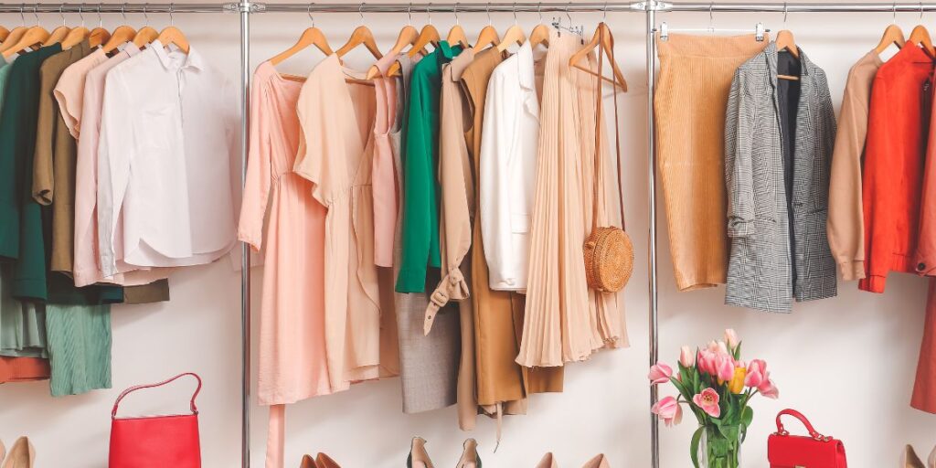 Comment organiser sa garde-robe pour optimiser l’espace et faciliter le choix des vêtements ?